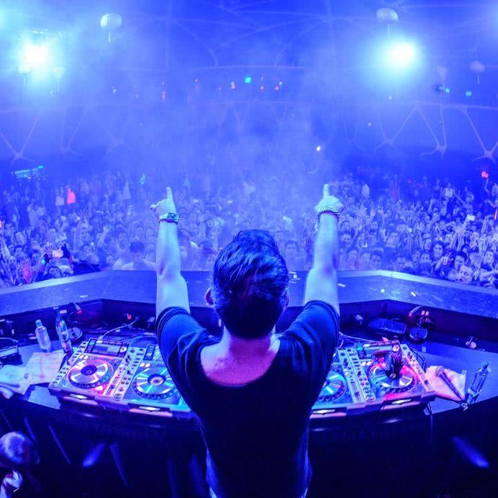 德保县【迷恋酒吧】现场录制dj  秋 枫节奏迷幻,情调满分.